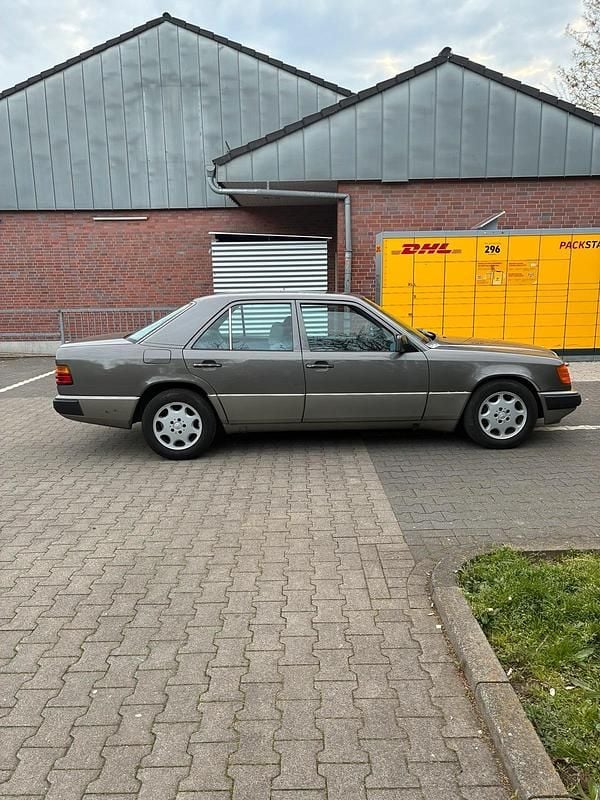 Second-hand Mercedes E230 1990 Gri Berlinǎ