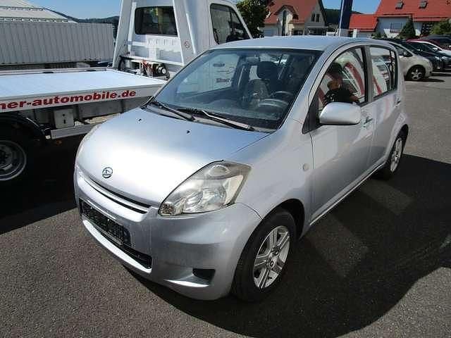 Silber Gebraucht 2010 Daihatsu Sirion Kleinwagen | 5.980 € (Etwas zu teuer) - Bild 1/4