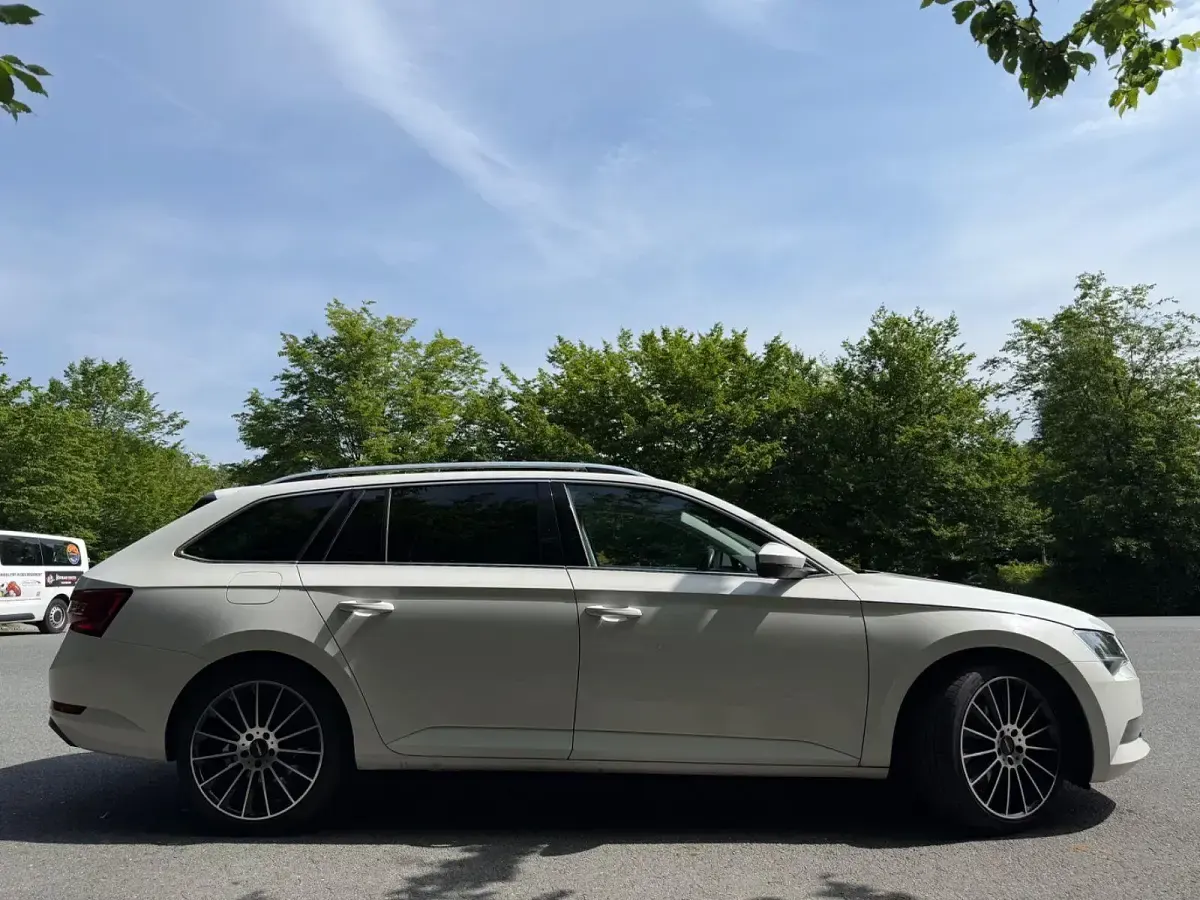 Gebraucht Skoda Superb 150 PS (110 kW) 2019 Weiß Kombi