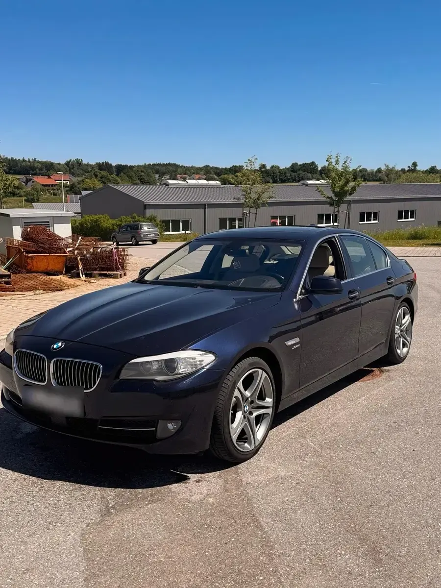 Gebraucht BMW 530 258 PS (189 kW) 2011 Blau Limousine