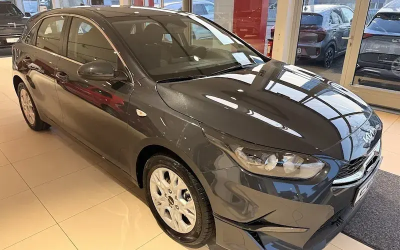 Neu Kia Ceed Vision 140 PS (102 kW) 2026 Grau Kleinwagen