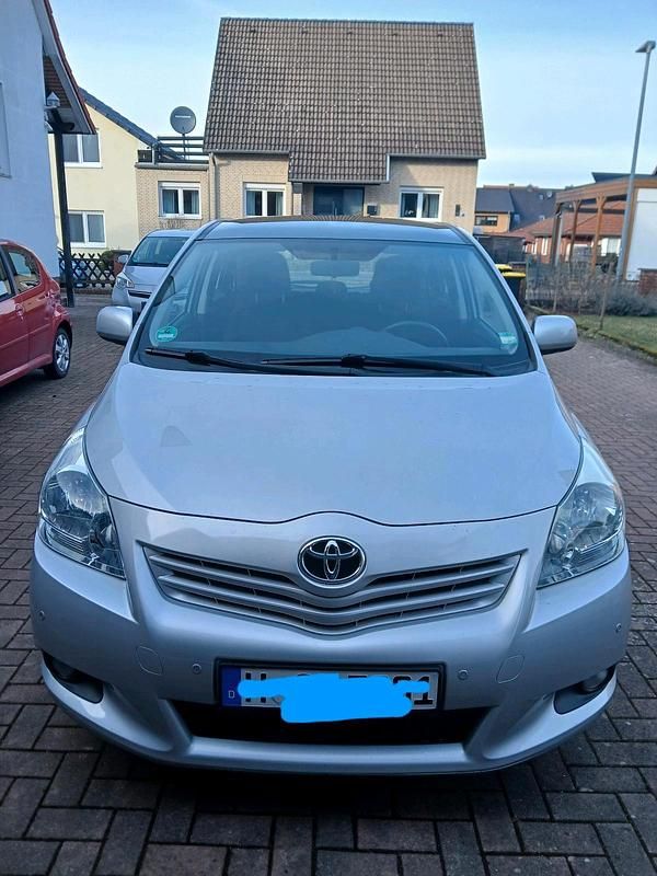 Gebraucht Toyota Verso 147 PS (108 kW) 2011 Silber Van / Kleinbus