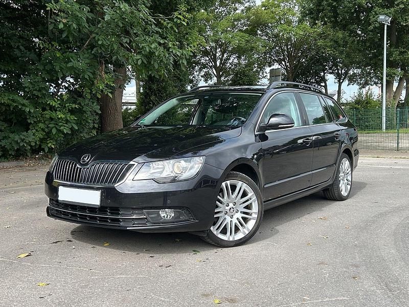 Schwarz Gebraucht 2014 Skoda Superb Ambition Kombi | 12.990 € (Teuer) - Bild 1/4
