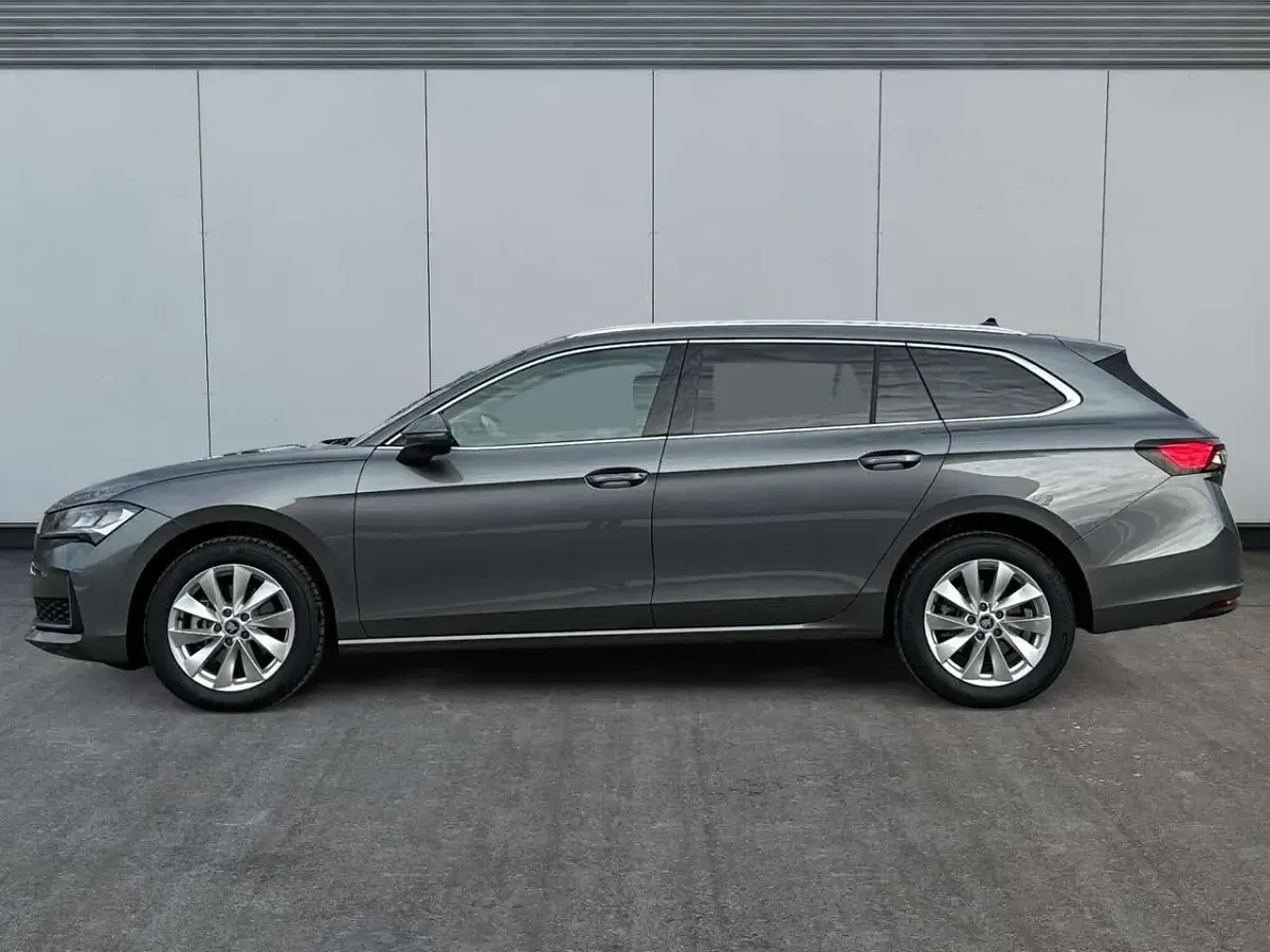 Neu Skoda Superb Selection 193 PS (141 kW) 2025 Graphitegrau metallic Kombi