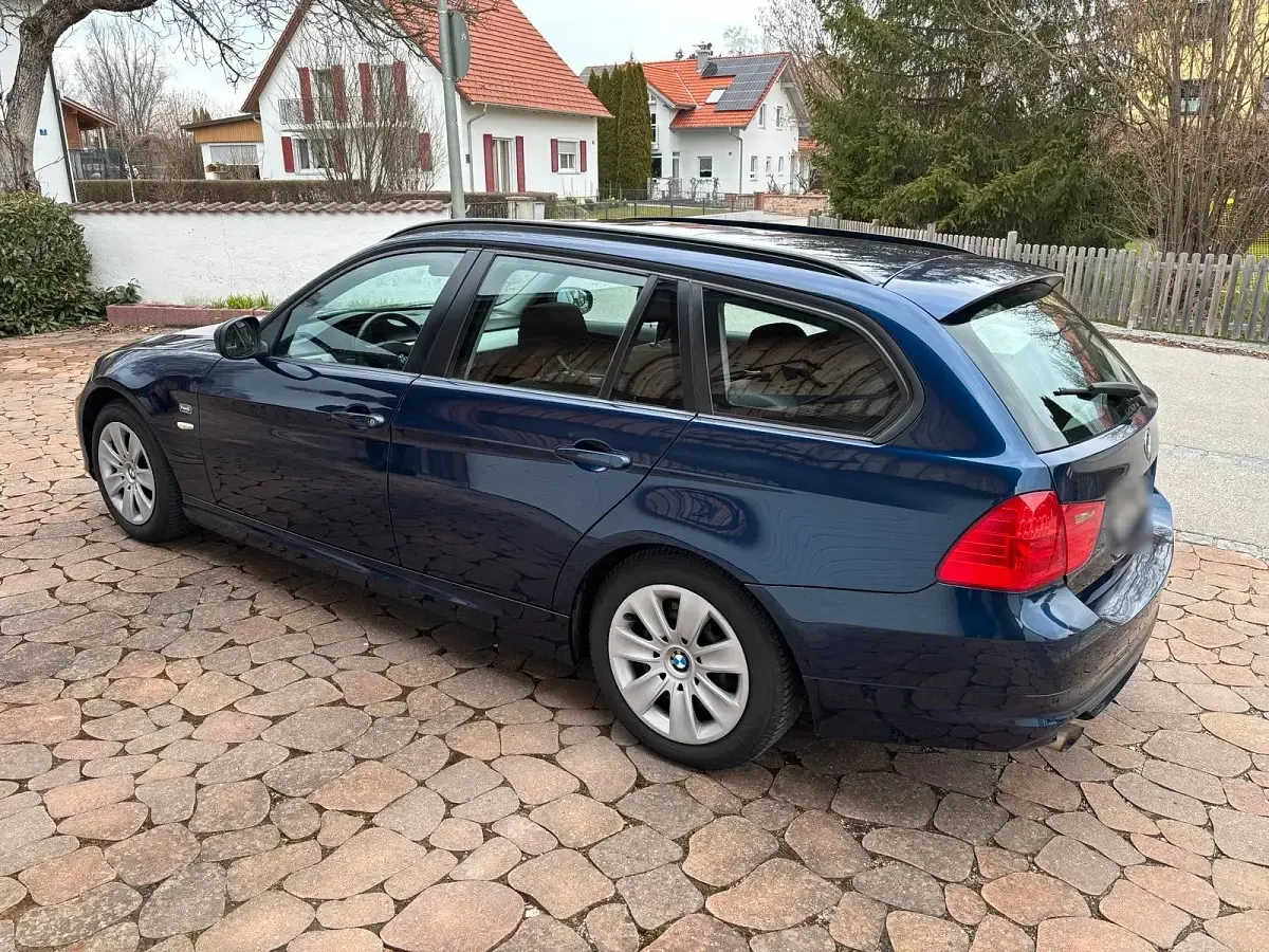 Gebraucht BMW 318 148 PS (108 kW) 2011 Blau Kombi