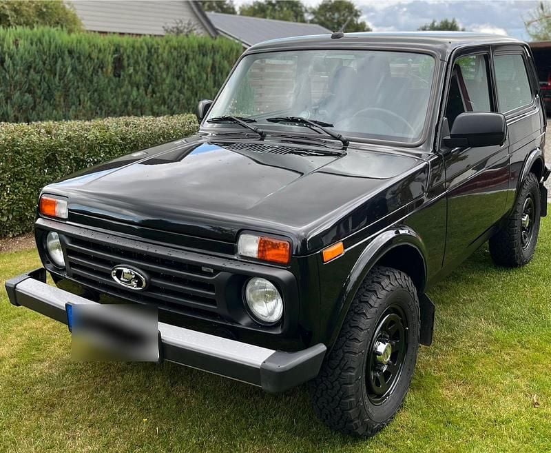Schwarz Gebraucht 2023 Lada niva SUV | 19.750 € - Bild 1/4