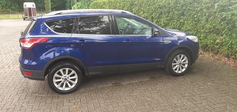Blau Gebraucht 2015 Ford Kuga Titanium SUV | 9.950 € (Fairer Preis) - Bild 1/4
