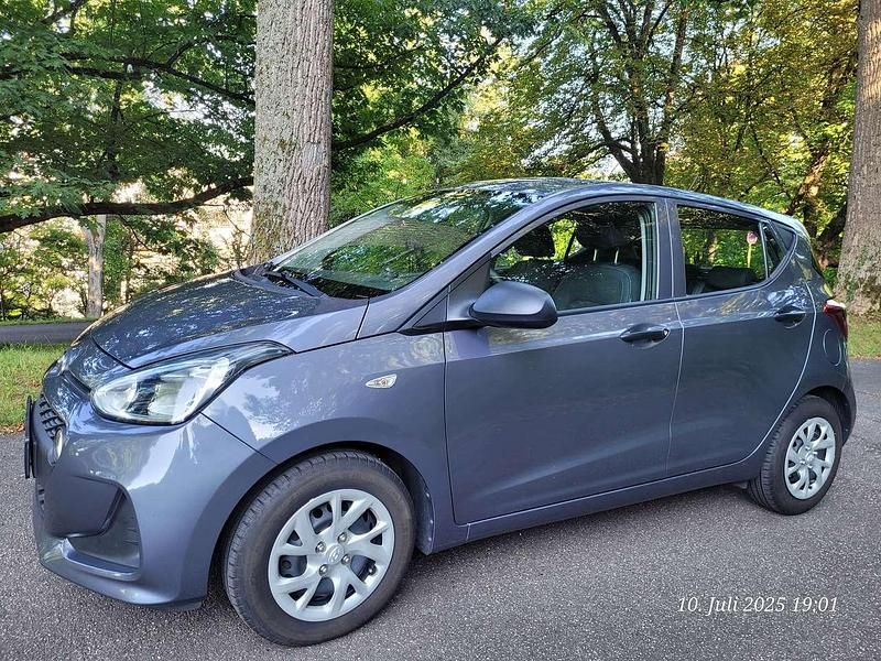 Grau Gebraucht 2018 Hyundai i10 Classic Kleinwagen | 6.800 € (Fairer Preis) - Bild 1/4