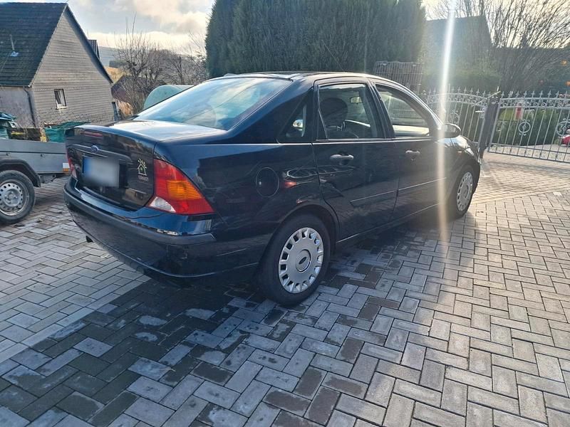 Gebraucht Ford Focus 116 PS (85 kW) 2002 Schwarz Limousine