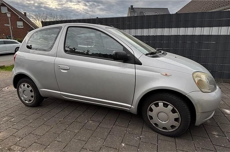 Gebraucht Toyota Yaris 68 PS (50 kW) 2001 Silber Kleinwagen