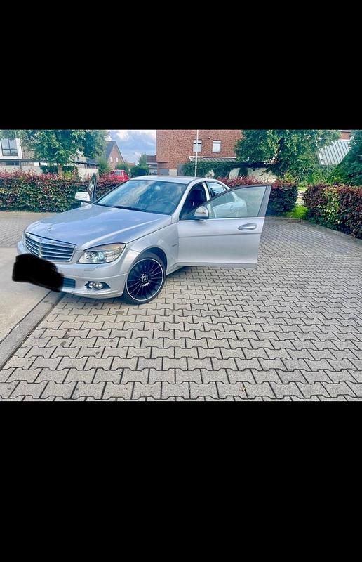 Silber Gebraucht 2007 Mercedes 220 Limousine | 5.750 € - Bild 1/4