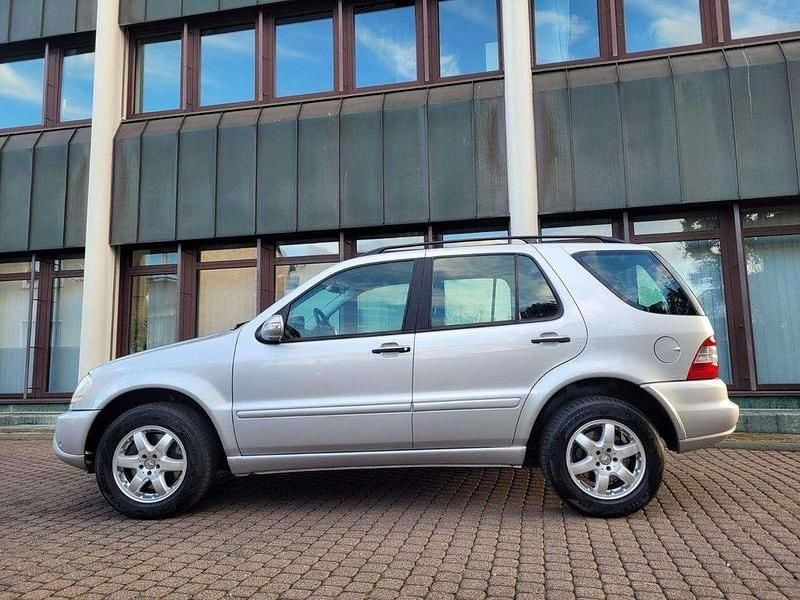 Grau Gebraucht 2002 Mercedes ML500 SUV | 12.900 € - Bild 1/4