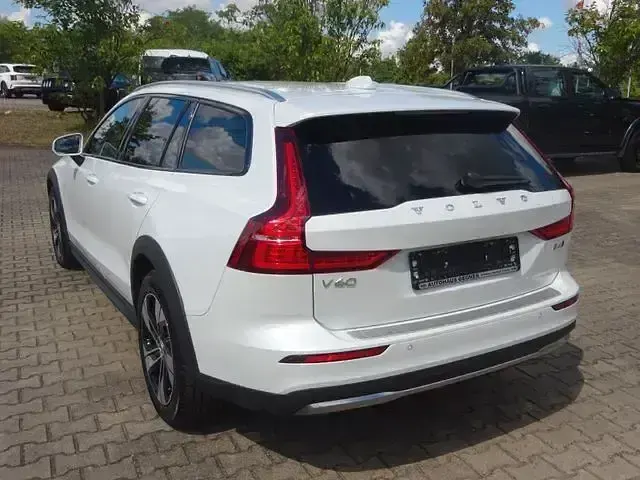 Gebraucht Volvo V60 CC Plus 197 PS (144 kW) 2023 Weiß Kombi
