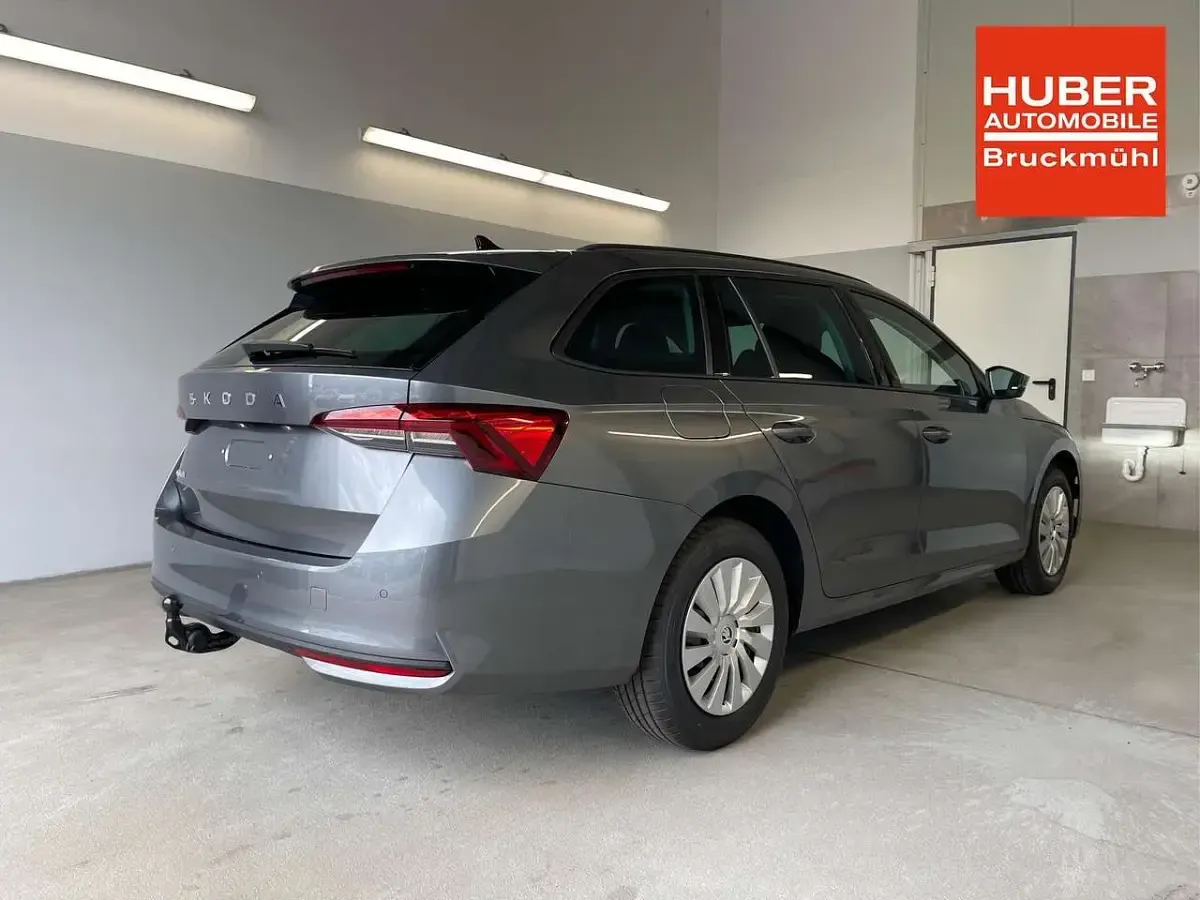 Neu Skoda Octavia Essence 150 PS (110 kW) 2025 [m3m3] stahl grau Kombi