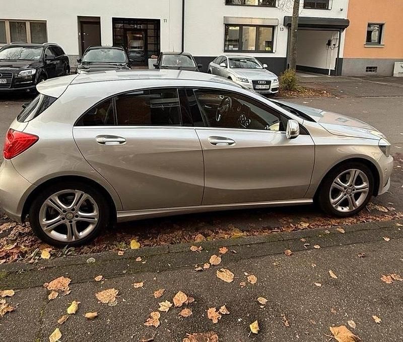 Grau Gebraucht 2015 Mercedes A180 Limousine | 10.000 € (Superpreis) - Bild 1/4
