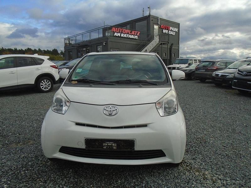 Używany Toyota iQ 68 KM (50 kW) 2012 Biały Hatchback