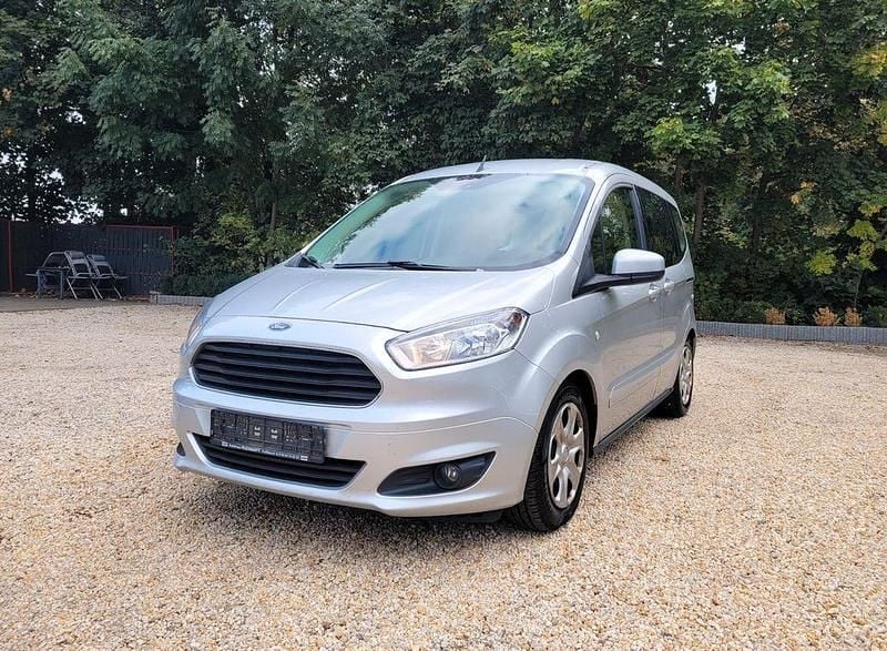 Grau Gebraucht 2016 Ford Tourneo Courier Trend Van / Kleinbus | 6.280 € (Teuer) - Bild 1/4