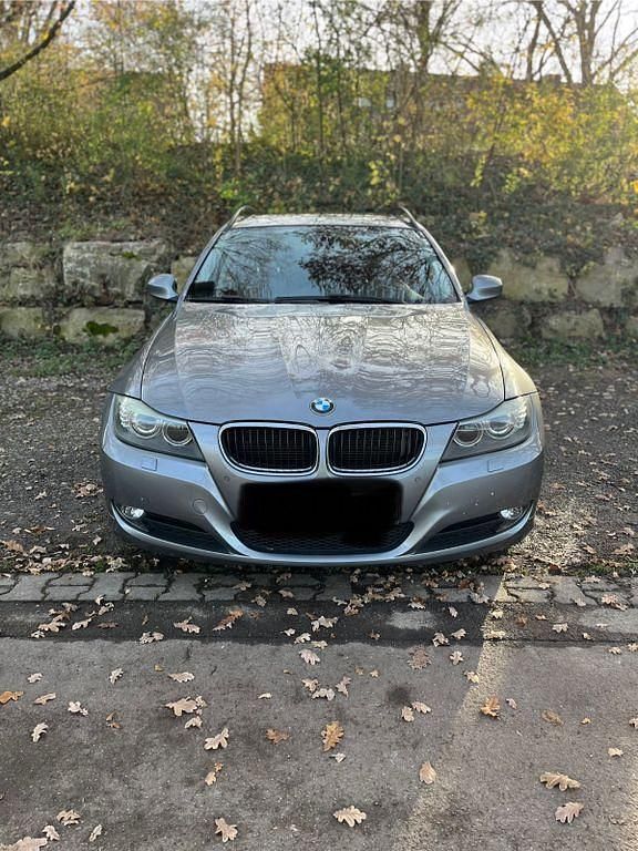 Grau Gebraucht 2010 BMW 320 Kombi | 5.900 € (Fairer Preis) - Bild 1/4