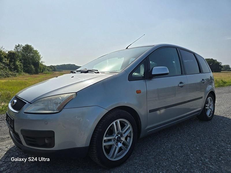 Grau Gebraucht 2004 Ford Focus Limousine | 750 € (Guter Preis) - Bild 1/4
