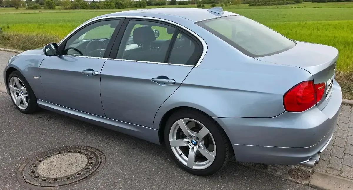 Second-hand BMW 330 245 CP (180 kW) 2009 Albastru Berlinǎ