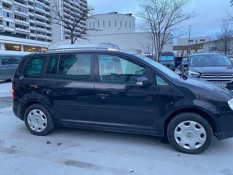 Second-hand VW Touran 150 CP (110 kW) 2005 Negru Monovolum