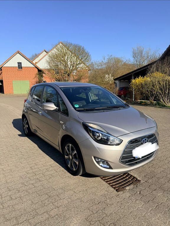 Gebraucht Hyundai ix20 125 PS (91 kW) 2017 Silber Kleinwagen