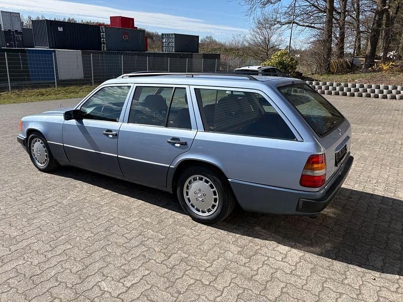 Gebraucht Mercedes E300 220 PS (161 kW) 1991 Blau Limousine