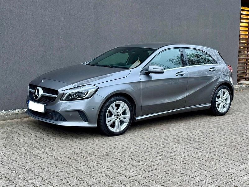 Grau Gebraucht 2017 Mercedes A180 Urban Limousine | 14.900 € (Guter Preis) - Bild 1/4