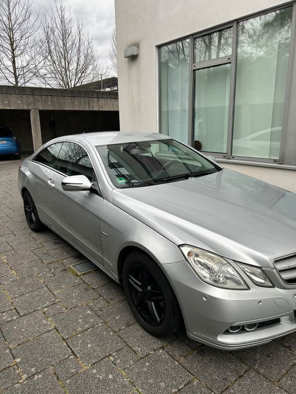 Silber Gebraucht 2009 Mercedes E250 Coupé | 10.600 € (Fairer Preis) - Bild 1/4