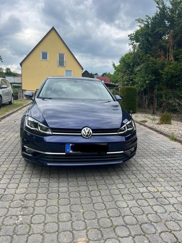 Blau Gebraucht 2018 VW Golf VII Highline Limousine | 17.999 € (Guter Preis) - Bild 1/4
