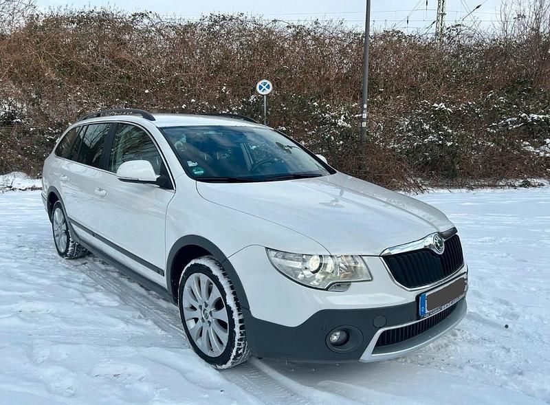Gebraucht Skoda Superb 170 PS (125 kW) 2012 Weiß Kombi