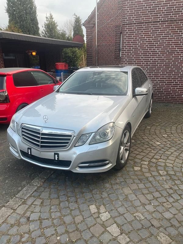 Second-hand Mercedes E220 170 CP (125 kW) 2011 Argintiu Berlinǎ
