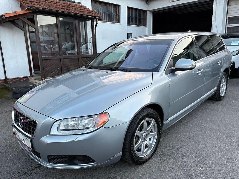 Silber Gebraucht 2009 Volvo V70 Momentum Kombi | 2.990 € - Bild 1/4