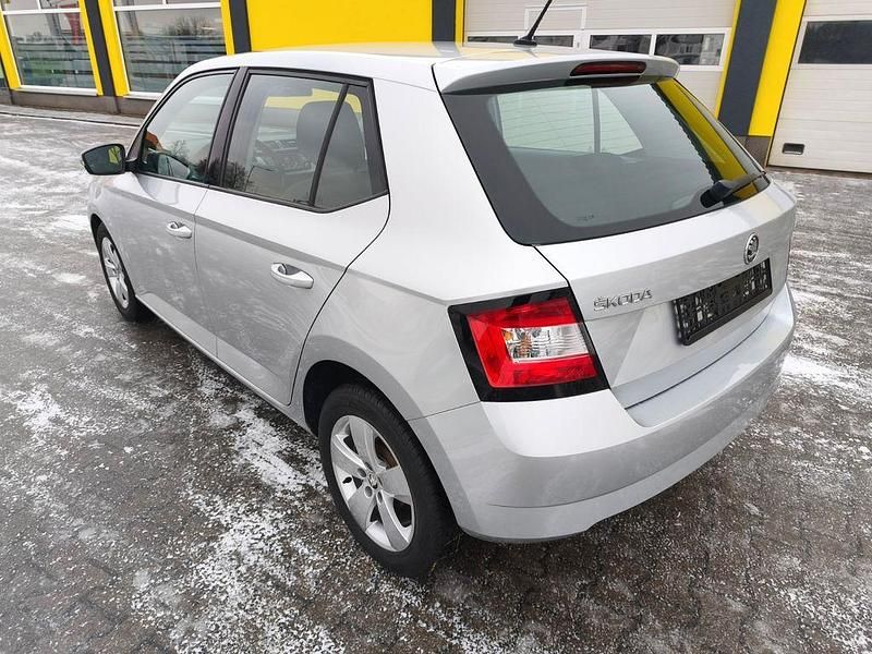 Gebraucht Skoda Fabia Ambition 60 PS (44 kW) 2016 Silber Limousine