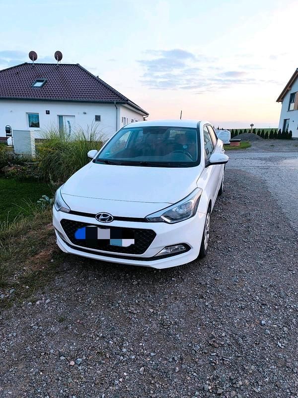 Weiß Gebraucht 2017 Hyundai i20 Active Kleinwagen | 7.000 € (Fairer Preis) - Bild 1/4