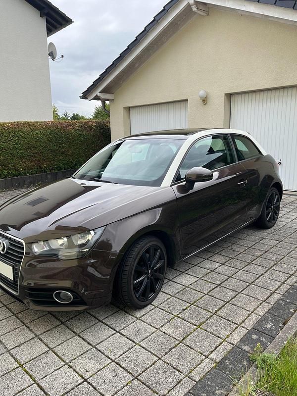 Braun Gebraucht 2012 Audi A1 Design Kleinwagen | 6.890 € (Superpreis) - Bild 1/4
