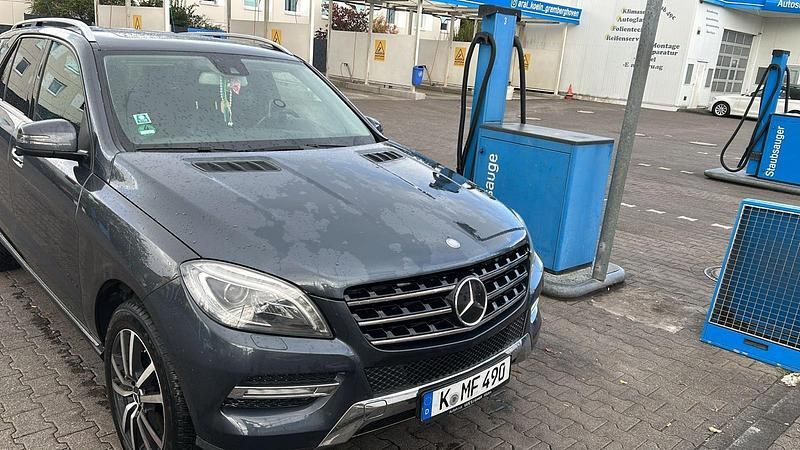 Gebraucht Mercedes ML350 258 PS (189 kW) 2012 Blau SUV