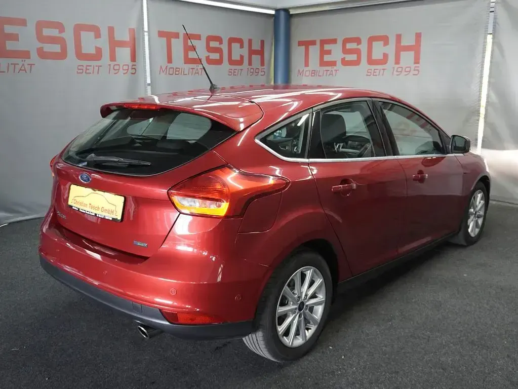 Używany Ford Focus Titanium 150 KM (110 kW) 2015 Czerwony Sedan/Limuzyna