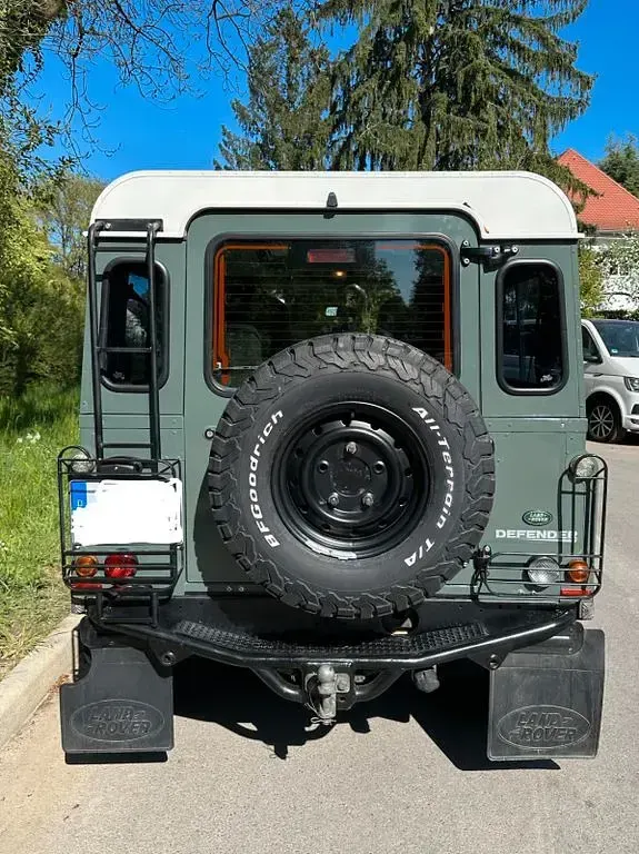 Gebraucht Land Rover Defender 122 PS (89 kW) 2010 Grün Kombi