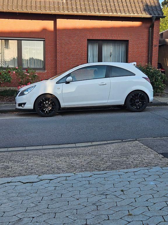 Weiß Gebraucht 2010 Opel Corsa Color Edition Kleinwagen | 2.800 € (Guter Preis) - Bild 1/4