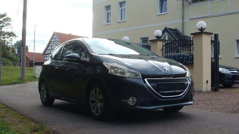 Grau Gebraucht 2012 Peugeot 208 Active Kleinwagen | 2.690 € (Guter Preis) - Bild 1/4