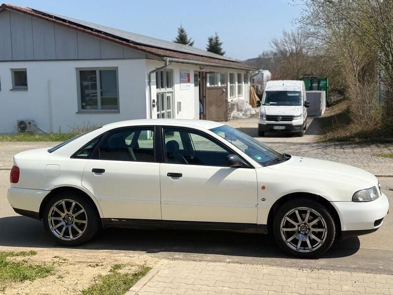 Weiß Gebraucht 1996 Audi A4 Limousine | 2.200 € (Etwas zu teuer) - Bild 1/4