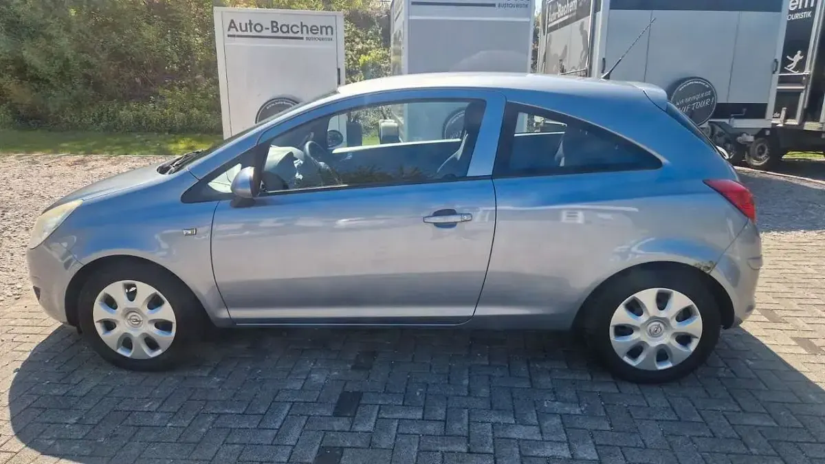 Używany Opel Corsa Edition 80 KM (58 kW) 2009 Srebrny Hatchback