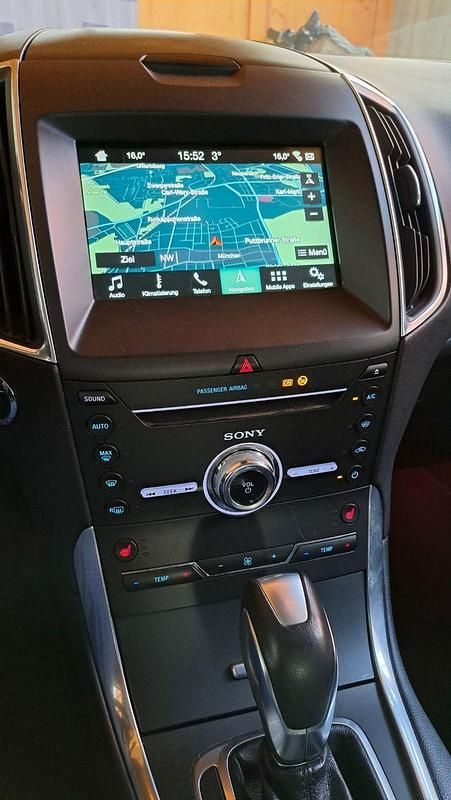 Gebraucht Ford S-MAX Titanium 179 PS (131 kW) 2018 Silber Van / Kleinbus