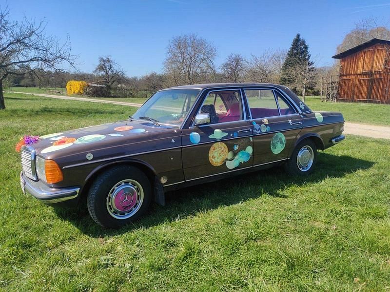 Braun Gebraucht 1983 Mercedes E230 Limousine | 3.200 € - Bild 1/4