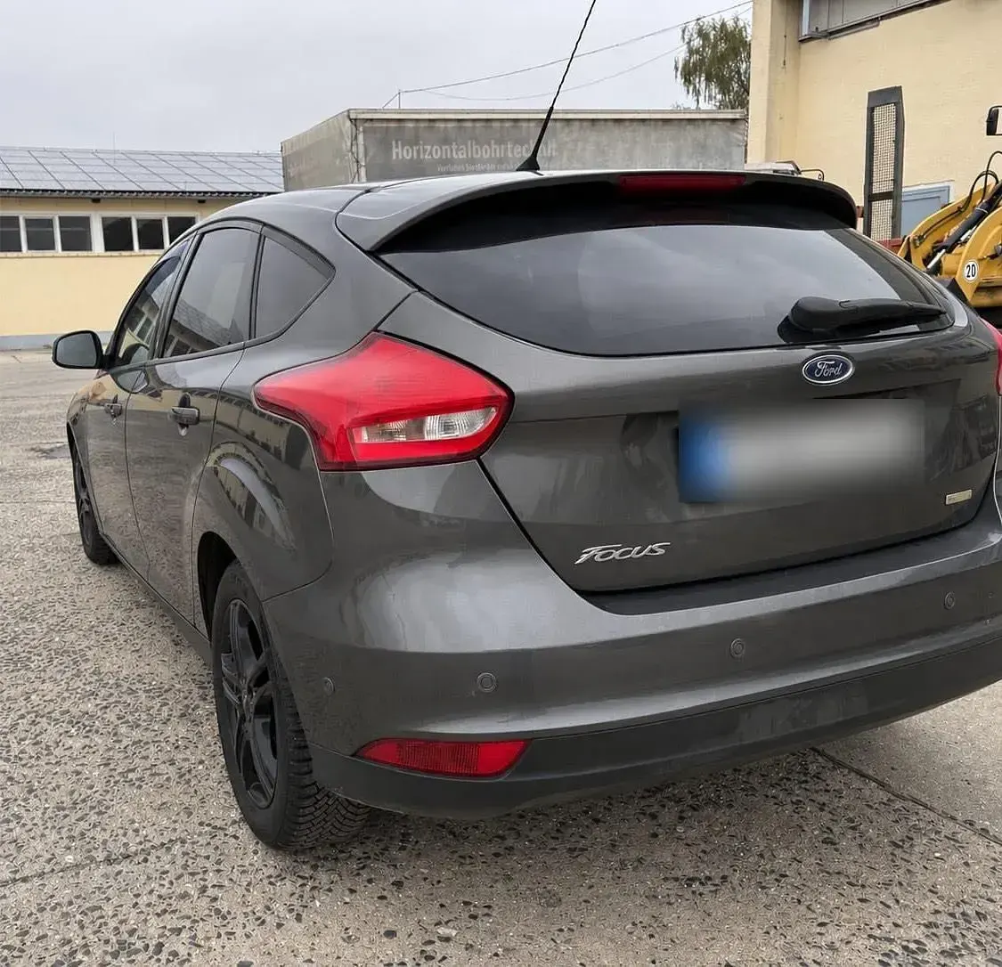 Gebraucht Ford Focus 125 PS (91 kW) 2015 Grau Limousine