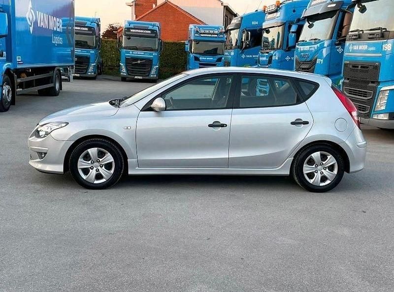 Gebraucht Hyundai i30 105 PS (77 kW) 2010 Silber Limousine