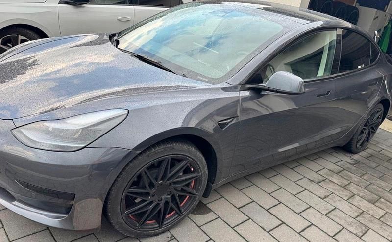 Grau Gebraucht 2022 Tesla Model 3 Limousine | 25.000 € (Superpreis) - Bild 1/4