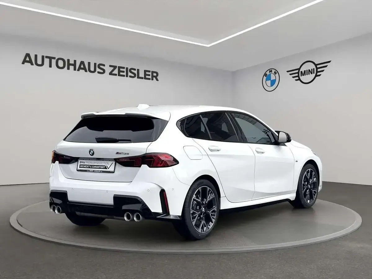 Gebraucht BMW M135 Performance 300 PS (220 kW) 2025 Alpinweiß uni Kleinwagen