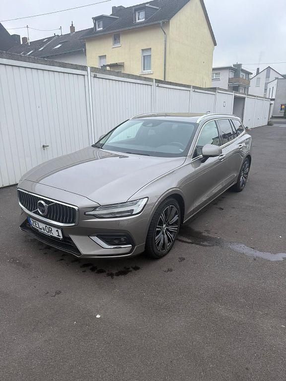 Grau Gebraucht 2018 Volvo V60 Momentum Kombi | 16.400 € (Fairer Preis) - Bild 1/4